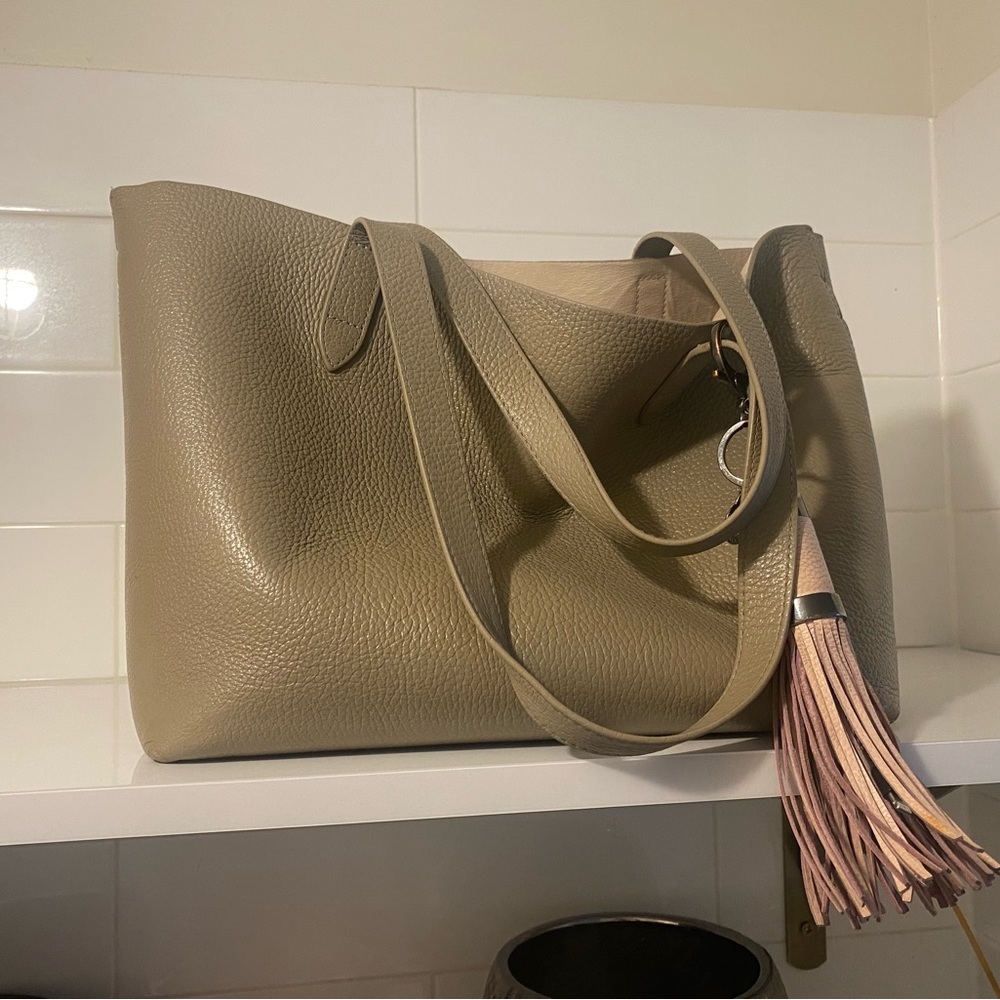 CUYANA Small Classic Structured Tote - Pebbled Leather - Picture 9 of 16